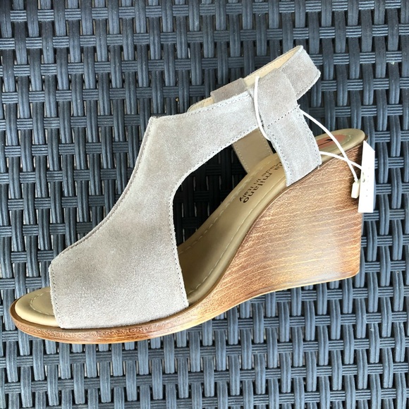 Sofia Milano | Suede Wedge Sandals 💗💗 - Picture 2 of 12